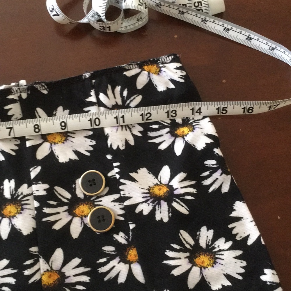 High Waisted Daisy Shorts - Picture 3 of 6